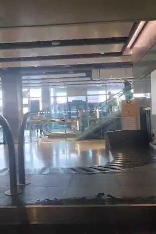 希思罗机场乘客对“污水”滴到到达区感到厌
