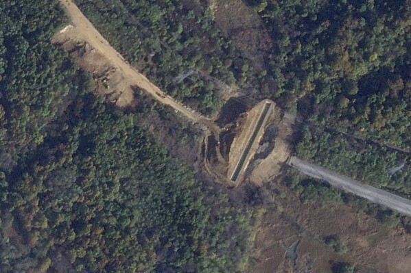 卫星图像显示，朝鲜在拆除公路和铁路后，在