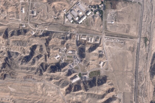 卫星图像显示以色列袭击伊朗两个秘密军事基